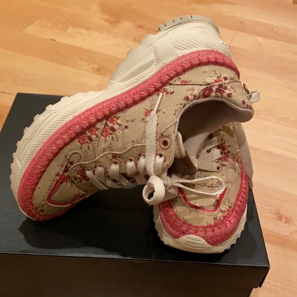 Shoes - Picture 2 of 7